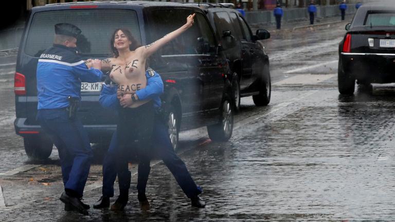 Eine Demonstrantin bei der Gedenkzeremonie am 11.11.2018 in Paris