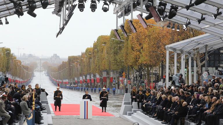 Emmanuel Macron spricht auf der Gedenkzeremonie in Paris anlässlich der Erinnerung an das Ende des Ersten Weltkriegs am 11.11.2018
