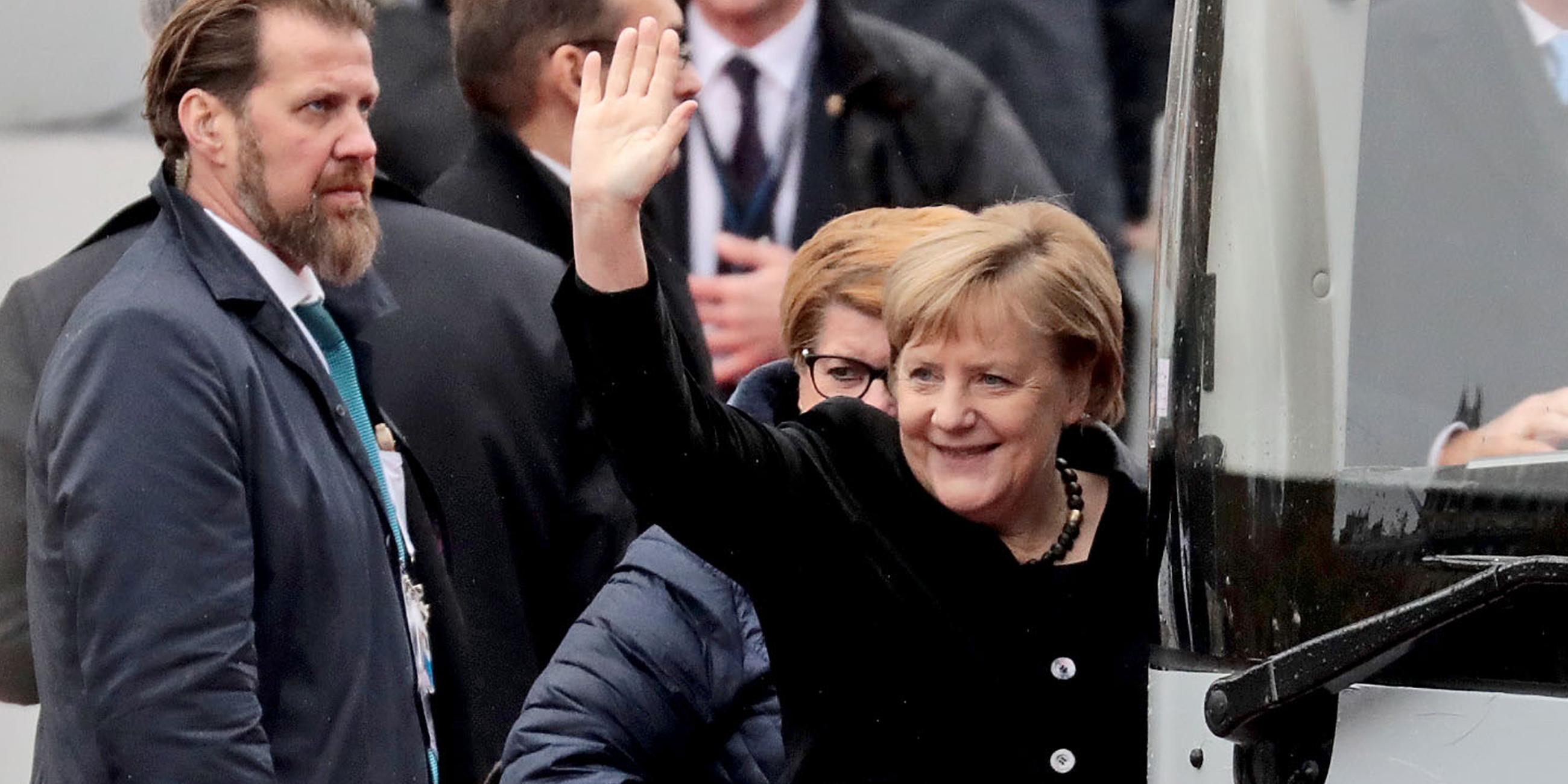 Angela Merkel steigt in einen Bus im Zuge der Gedenkzeremonie in Paris anlässlich der Erinnerung an das Ende des Ersten Weltkriegs am 11.11.2018