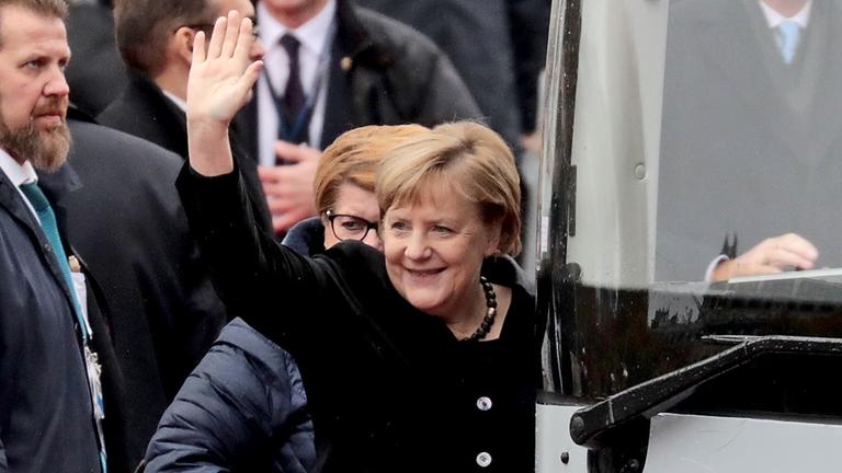 Angela Merkel steigt in einen Bus im Zuge der Gedenkzeremonie in Paris anlässlich der Erinnerung an das Ende des Ersten Weltkriegs am 11.11.2018