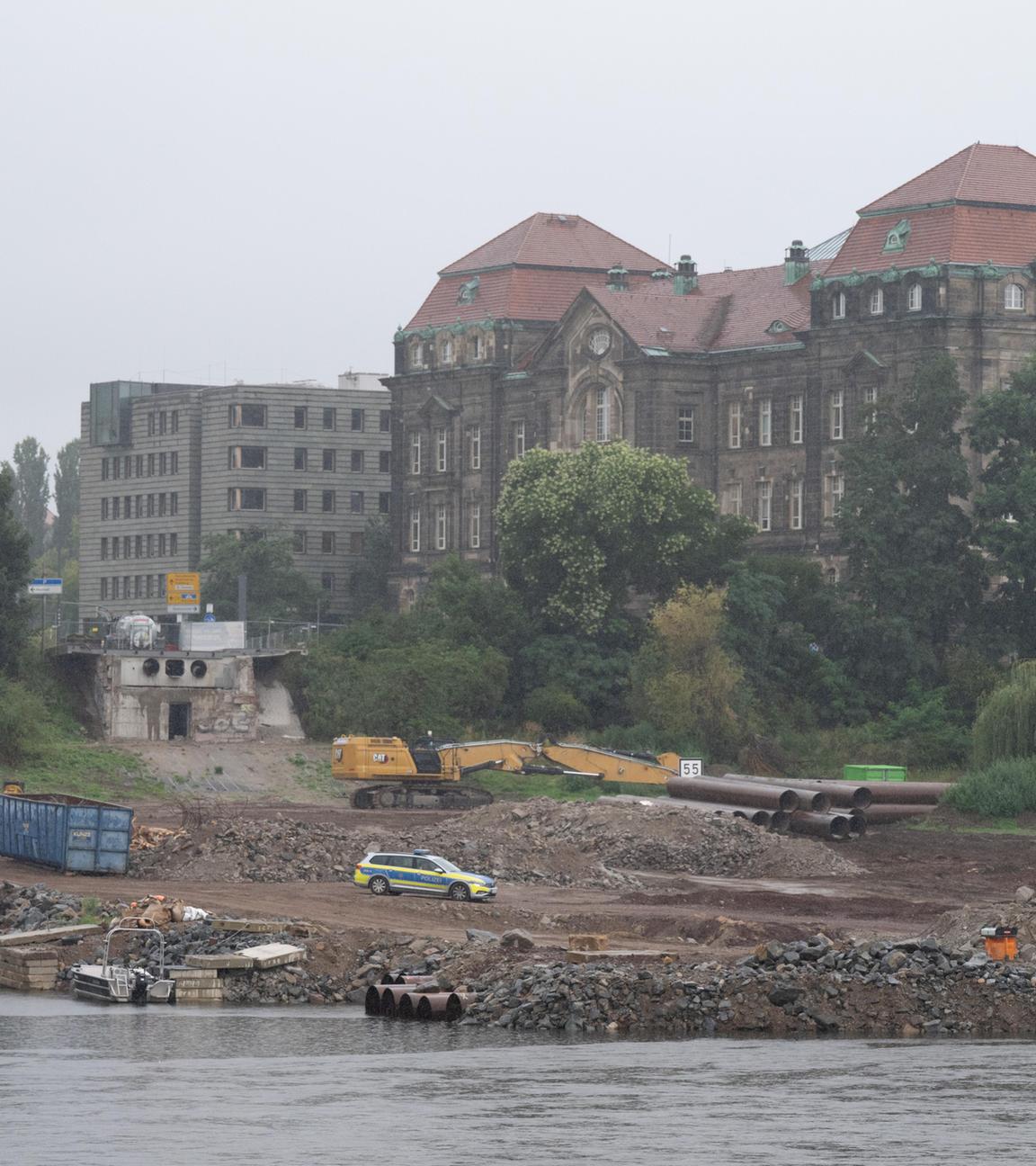 Sachsen, Dresden: Ein Polizeifahrzeug steht auf der Baustelle an der abgerissenen Carolabrücke auf der Neustädter Elbseite vor der Sächsischen Staatskanzlei.