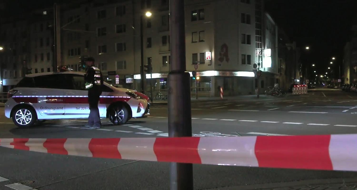 Polizeiabsperrung in der Nacht