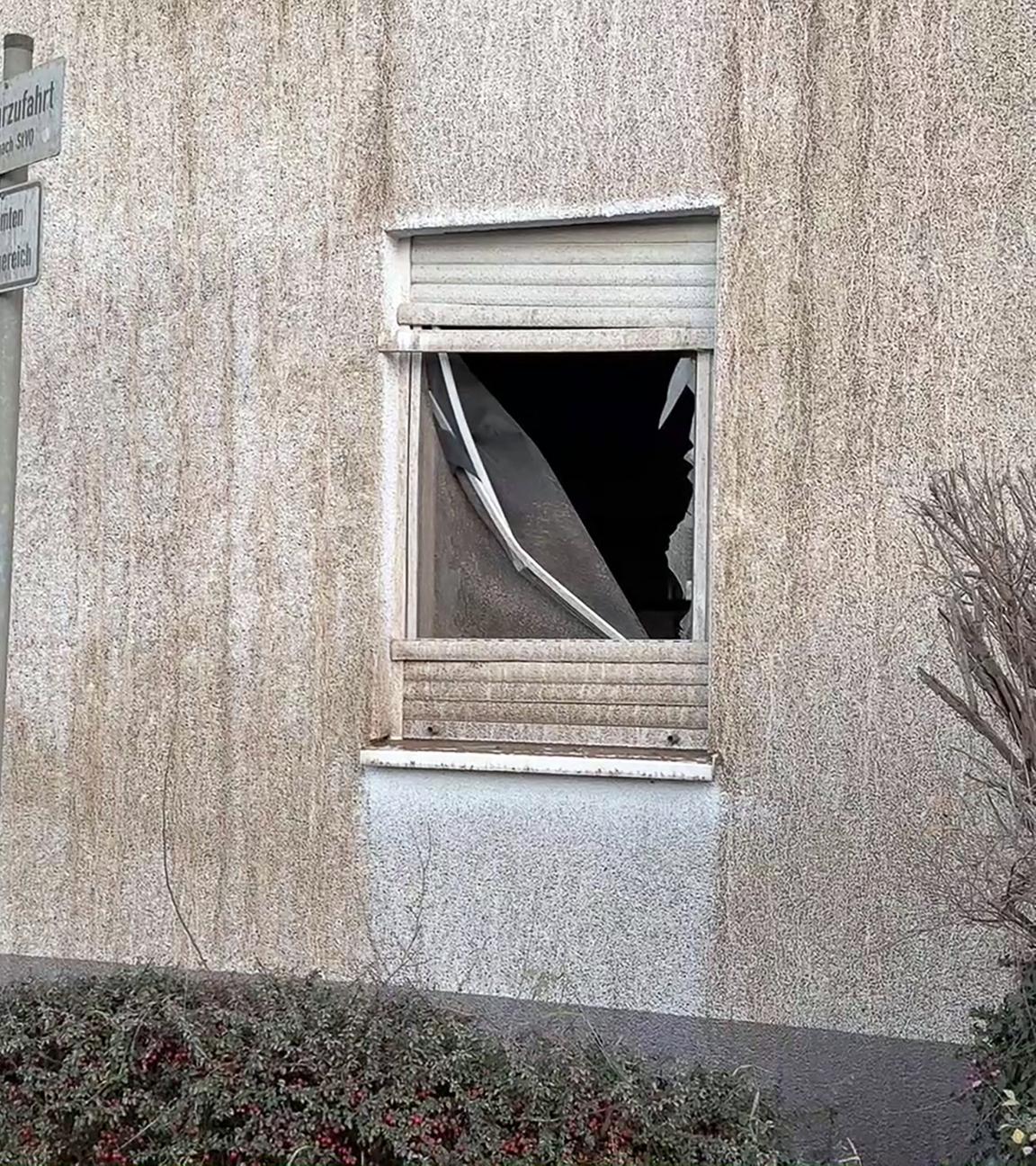 Blick auf ein beschädigtes Wohnhaus nachdem eine Weltkriegsbombe gesprengt wurde.