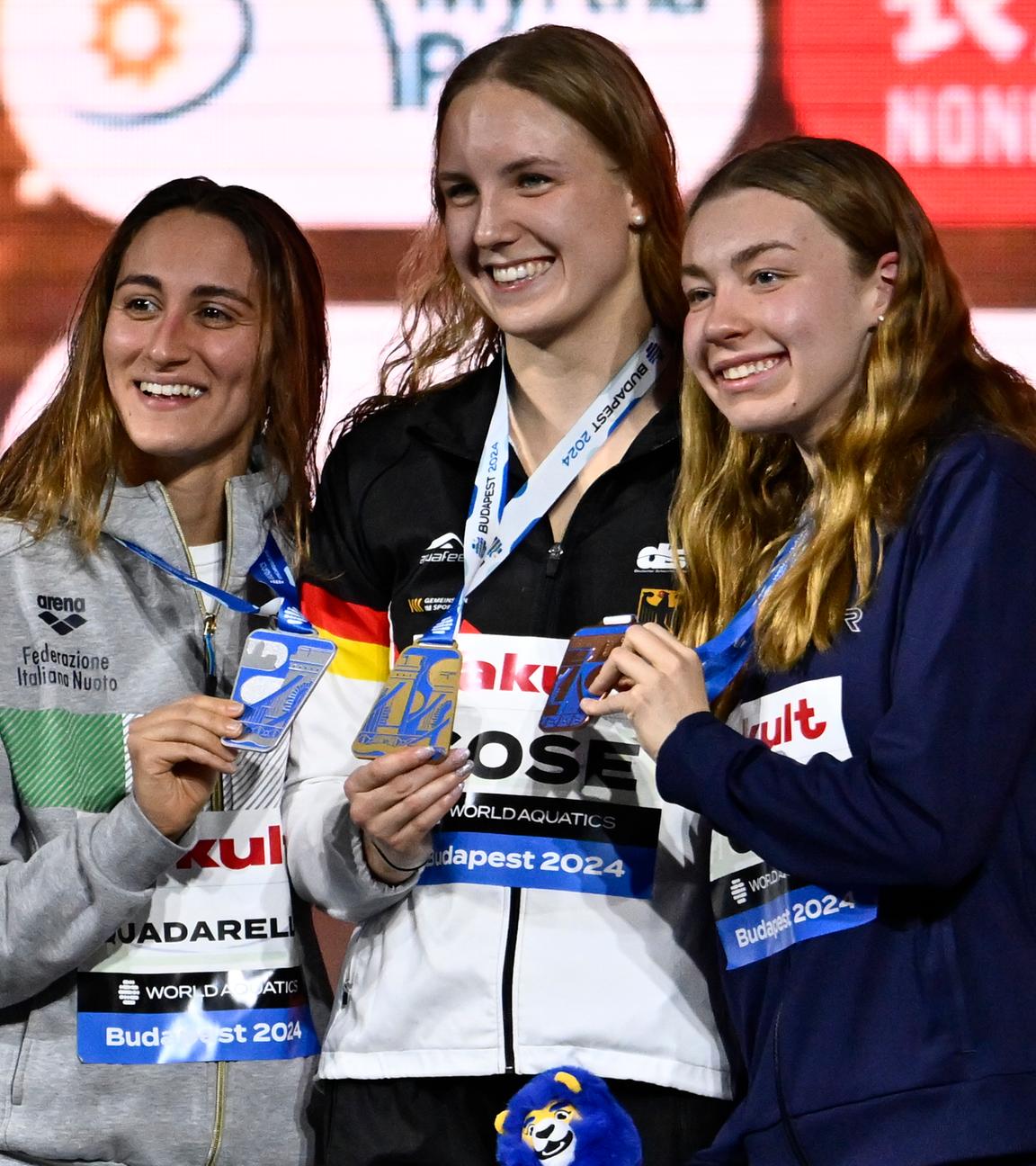 Ungarn, Budapest, Weltmeisterschaft im Kurzbahnschwimmen: Simona Quadarella, Isabel Gose, Jillian Cox
