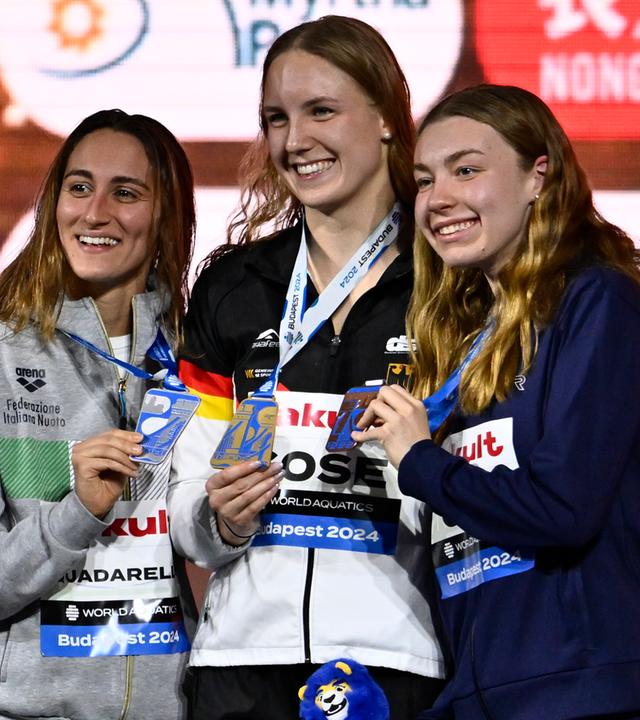 Ungarn, Budapest, Weltmeisterschaft im Kurzbahnschwimmen: Simona Quadarella, Isabel Gose, Jillian Cox