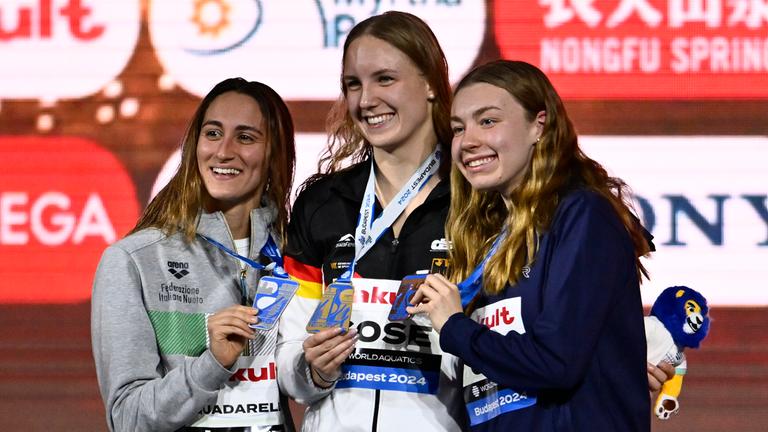 Ungarn, Budapest, Weltmeisterschaft im Kurzbahnschwimmen: Simona Quadarella, Isabel Gose, Jillian Cox