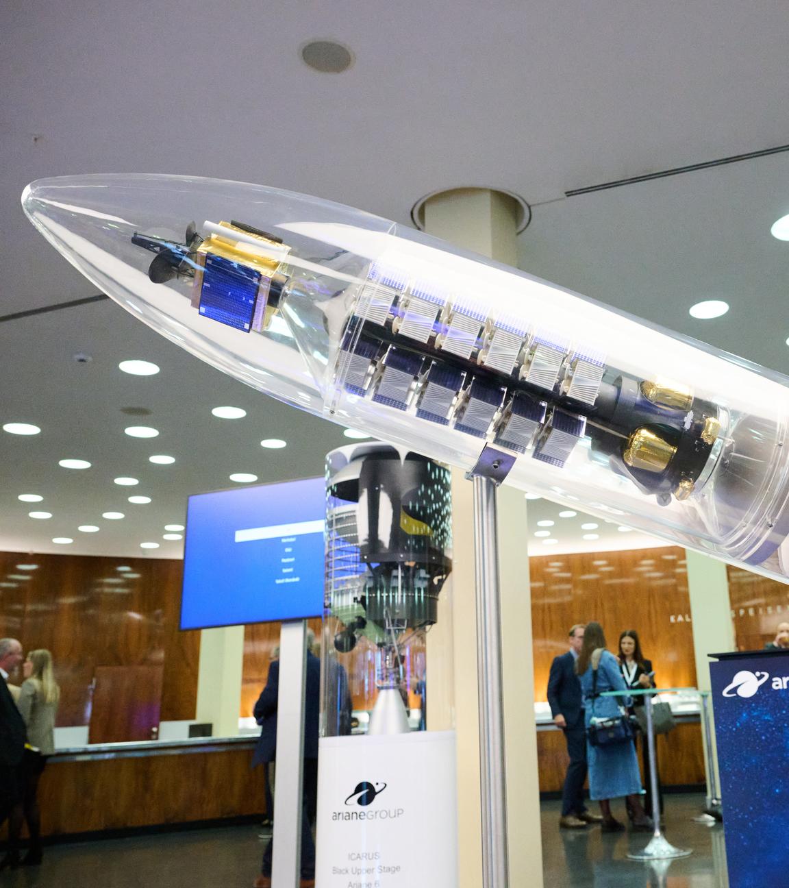 Ein Modell eines Raumschiffes. Es ist durchtig und steht mitten im Weltraumkongress.