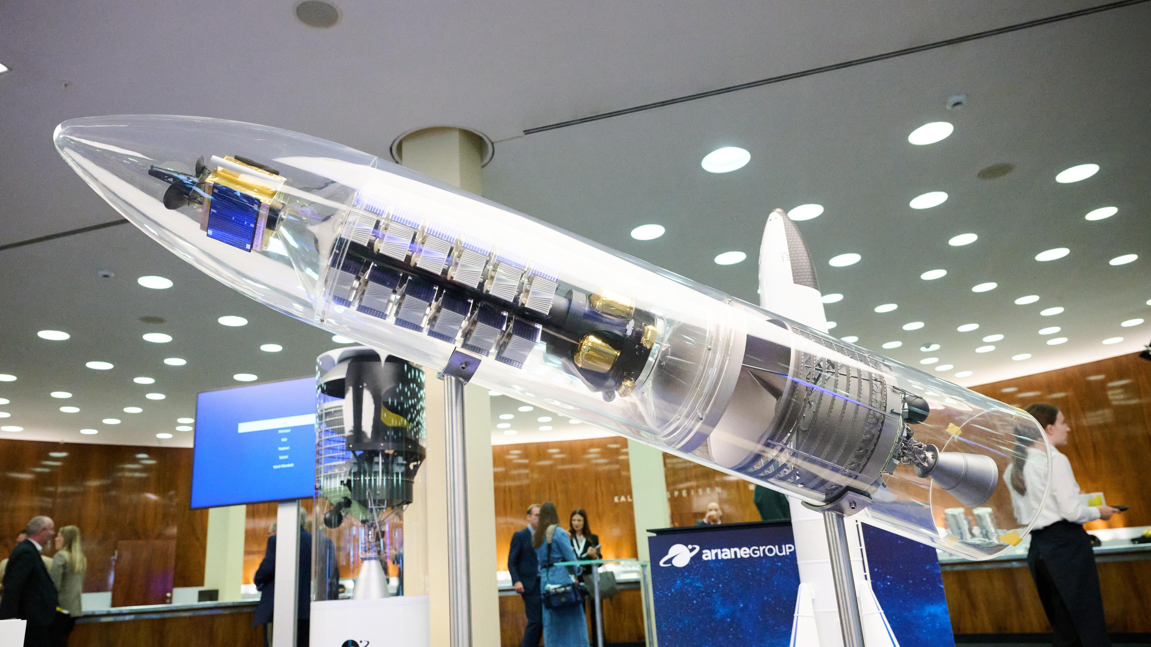 Ein Modell eines Raumschiffes. Es ist durchtig und steht mitten im Weltraumkongress.