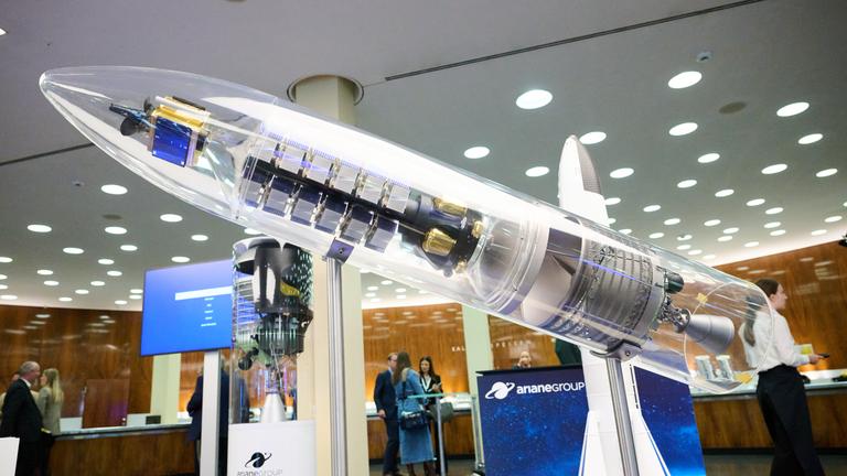 Ein Modell eines Raumschiffes. Es ist durchtig und steht mitten im Weltraumkongress.