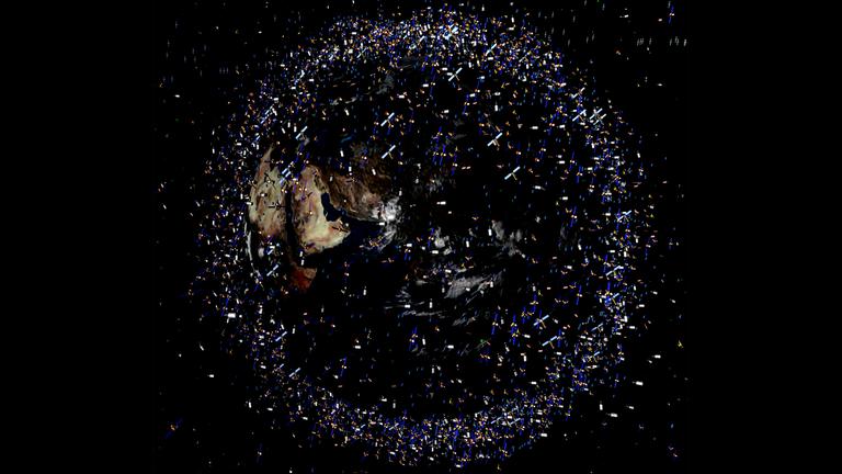 Computergeneriertes Bild der European Space Agency (ESA) zeigt Weltraummüll früherer Weltraummissionen