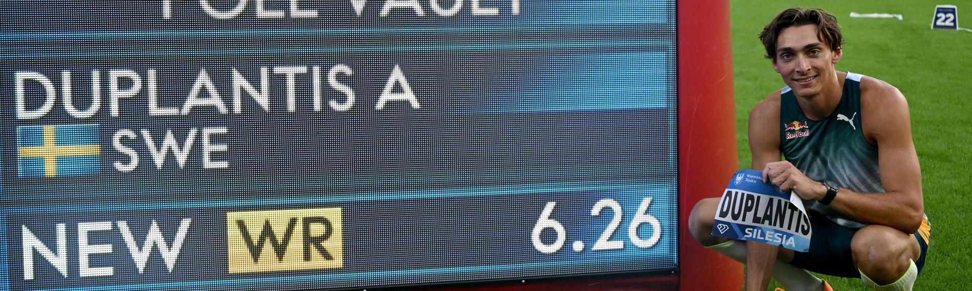 Der Schwede Armand Duplantis bricht den Weltrekord beim Stabhochsprung während der Diamond League der Leichtathletik.