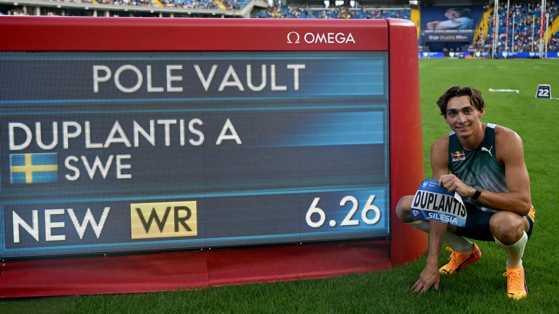 Der Schwede Armand Duplantis bricht den Weltrekord beim Stabhochsprung während der Diamond League der Leichtathletik.