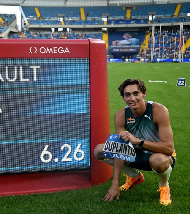 Der Schwede Armand Duplantis bricht den Weltrekord beim Stabhochsprung während der Diamond League der Leichtathletik.
