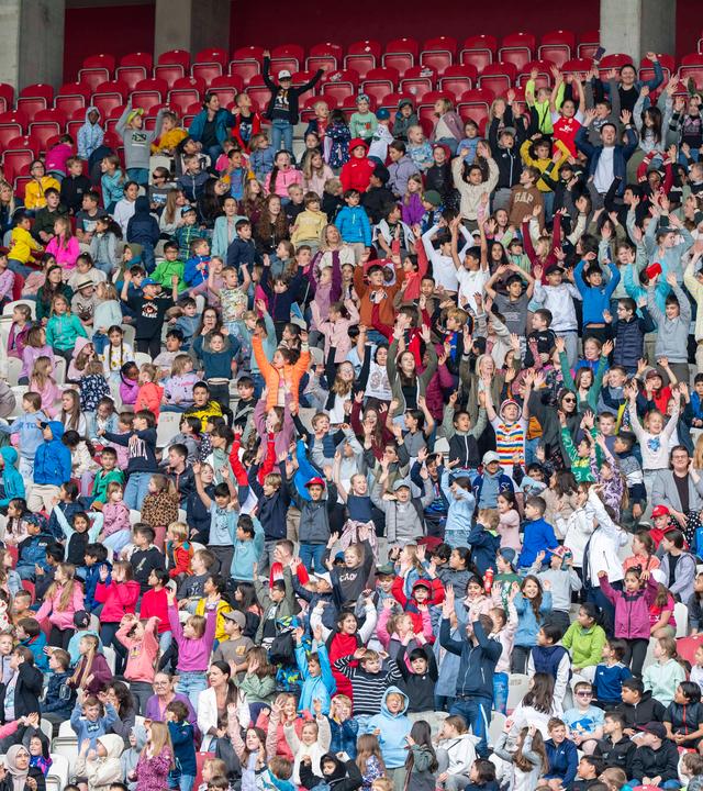 Im Mainzer Stadion haben 7.508 Kinder gemeinsam mit dem Kinder- und Jugendbuchautor Stefan Gemmel ein Gedicht in einer La-Ola-Welle vorgelesen. 