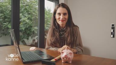 Sina Mainitz mit einem Sparschwein und einem Hammer