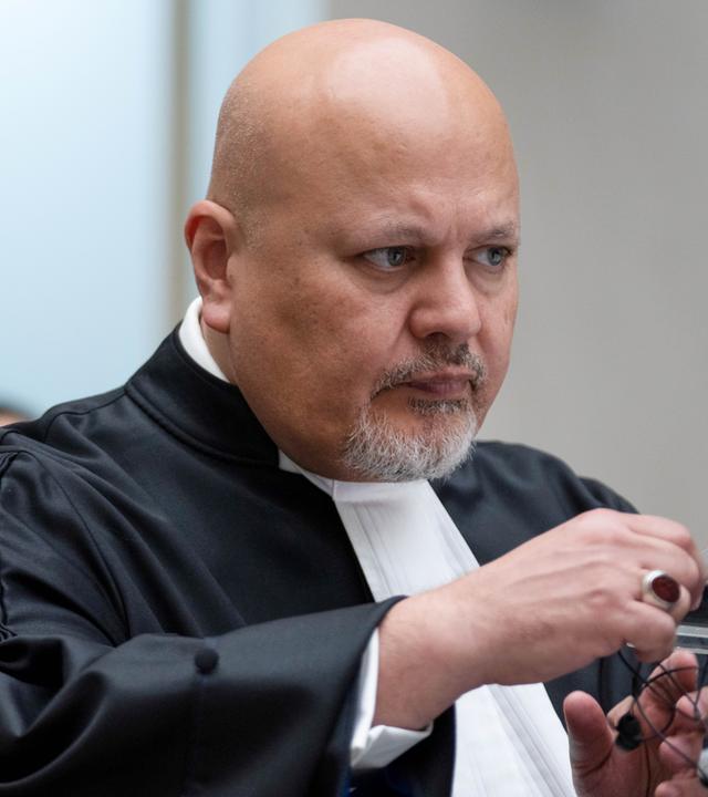  Staatsanwalt Karim Khan, Chefankläger des Internationalen Strafgerichtshofes, sitzt im Gerichtssaal des Weltstrafgerichts.