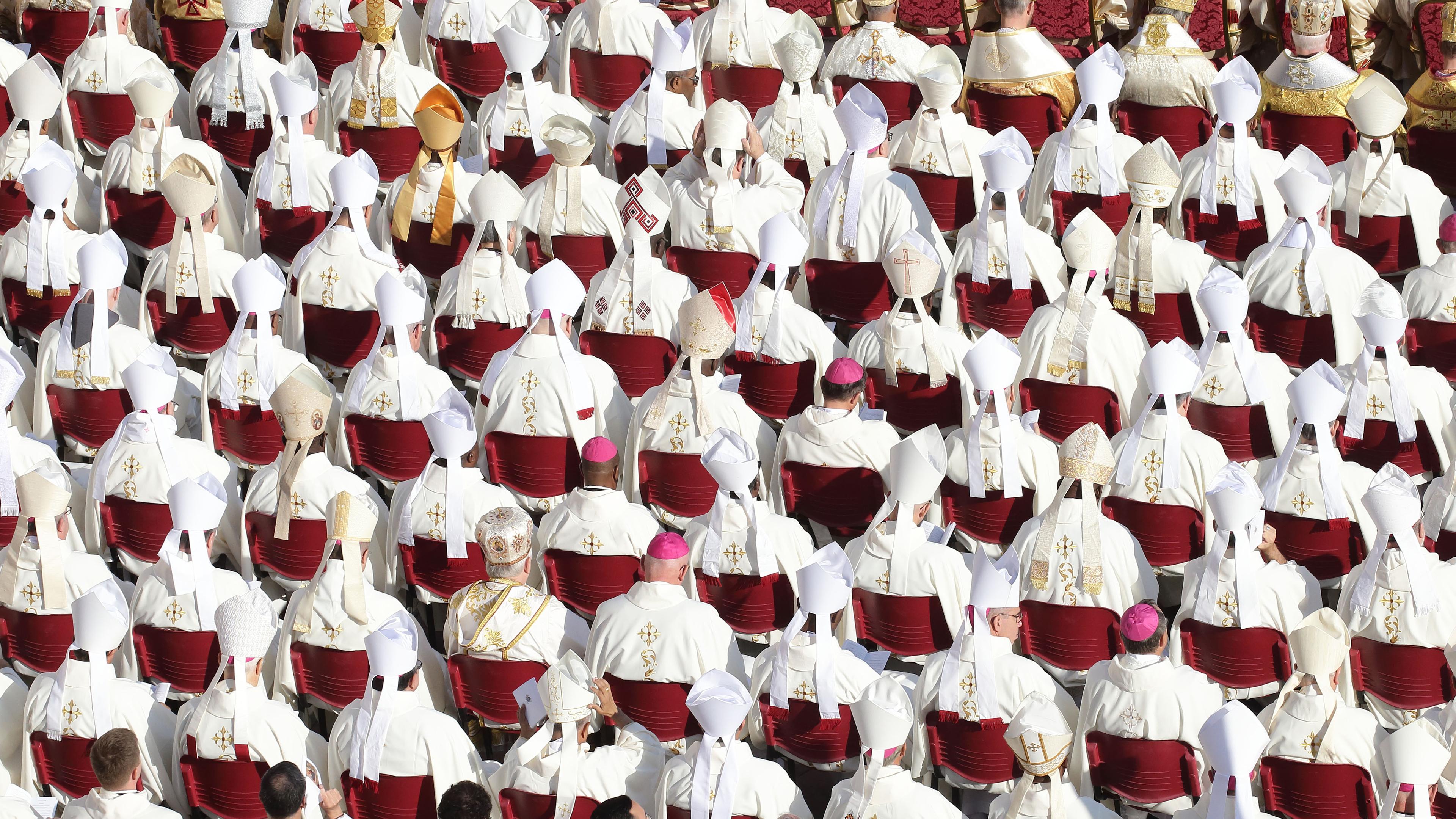 Der Papst feiert die Heilige Messe mit den neuen Kardinälen und dem Kardinalskollegium auf dem Petersplatz.