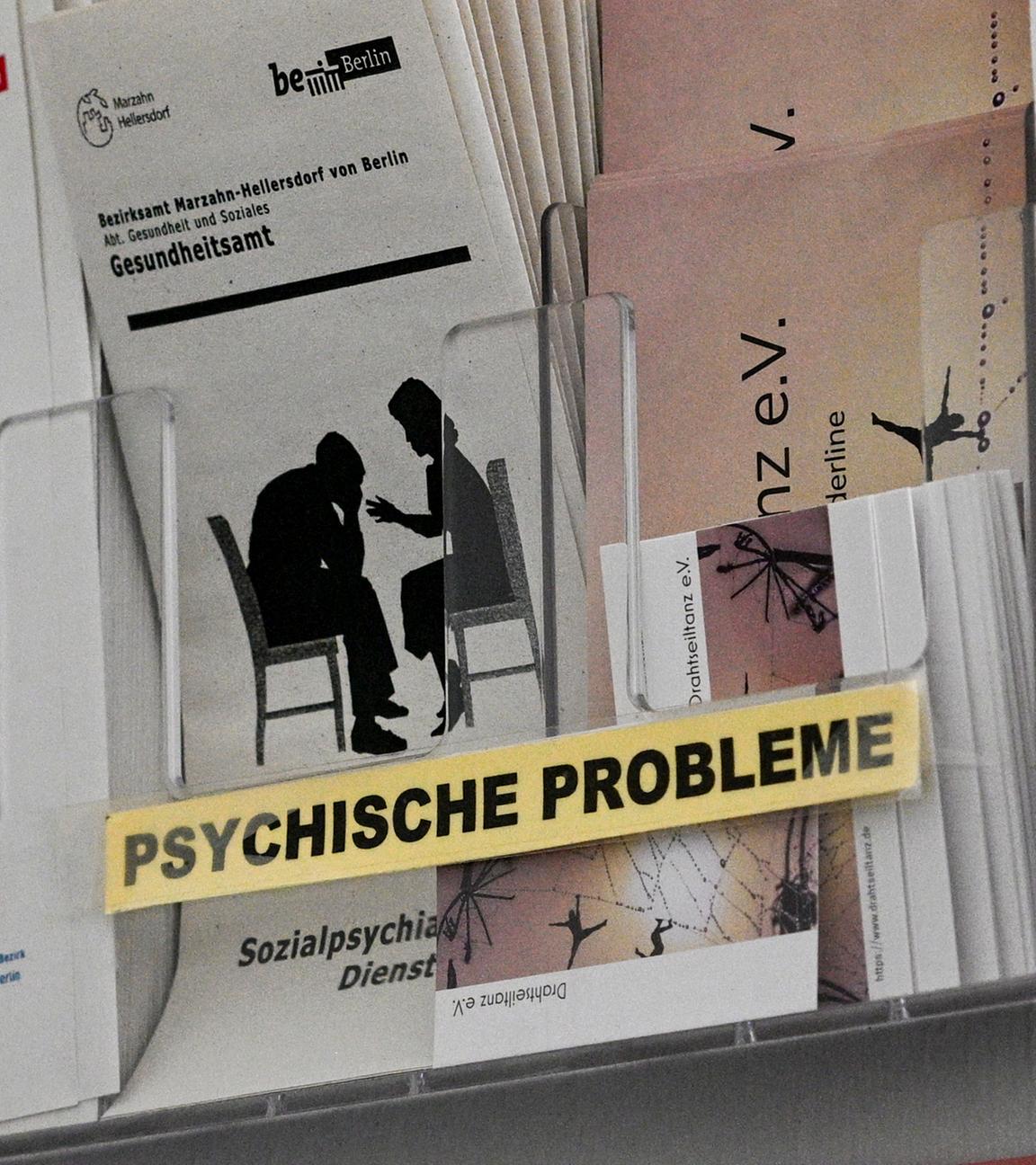 Berlin: Flyer für Anlaufstellen für Menschen mit psychischen Problemen