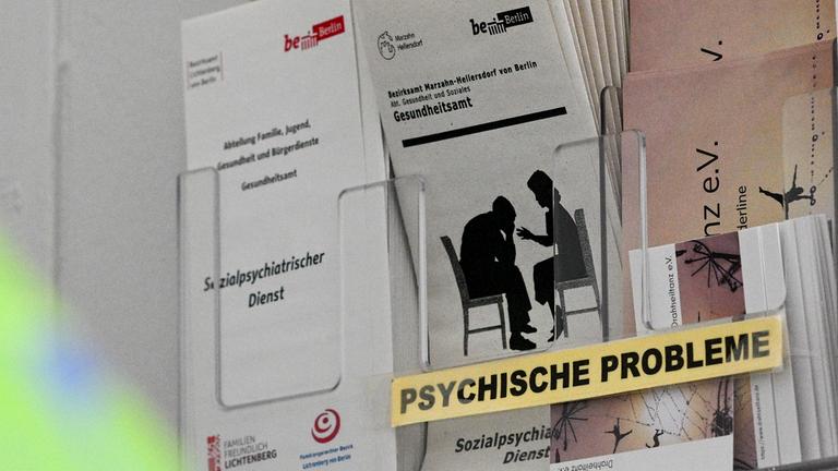 Berlin: Flyer für Anlaufstellen für Menschen mit psychischen Problemen