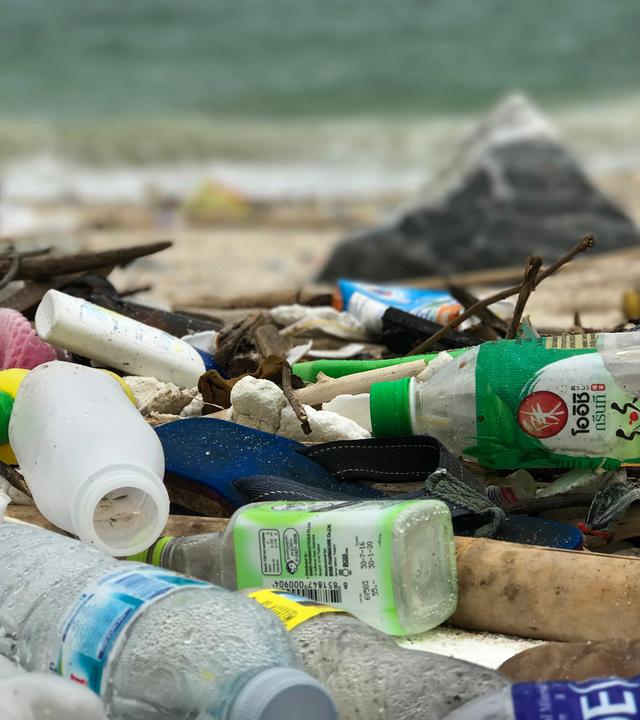 Plastikmüll am Strand einer thailändischen Insel.