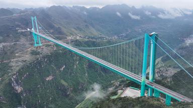 Die Huajiang Grand Canyon Bridge, die höchste Brücke der Welt, ist am 27.09.2025 in der südwestchinesischen Provinz Guizhou zu sehen. 