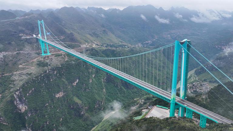 Die Huajiang Grand Canyon Bridge, die höchste Brücke der Welt, ist am 27.09.2025 in der südwestchinesischen Provinz Guizhou zu sehen. 