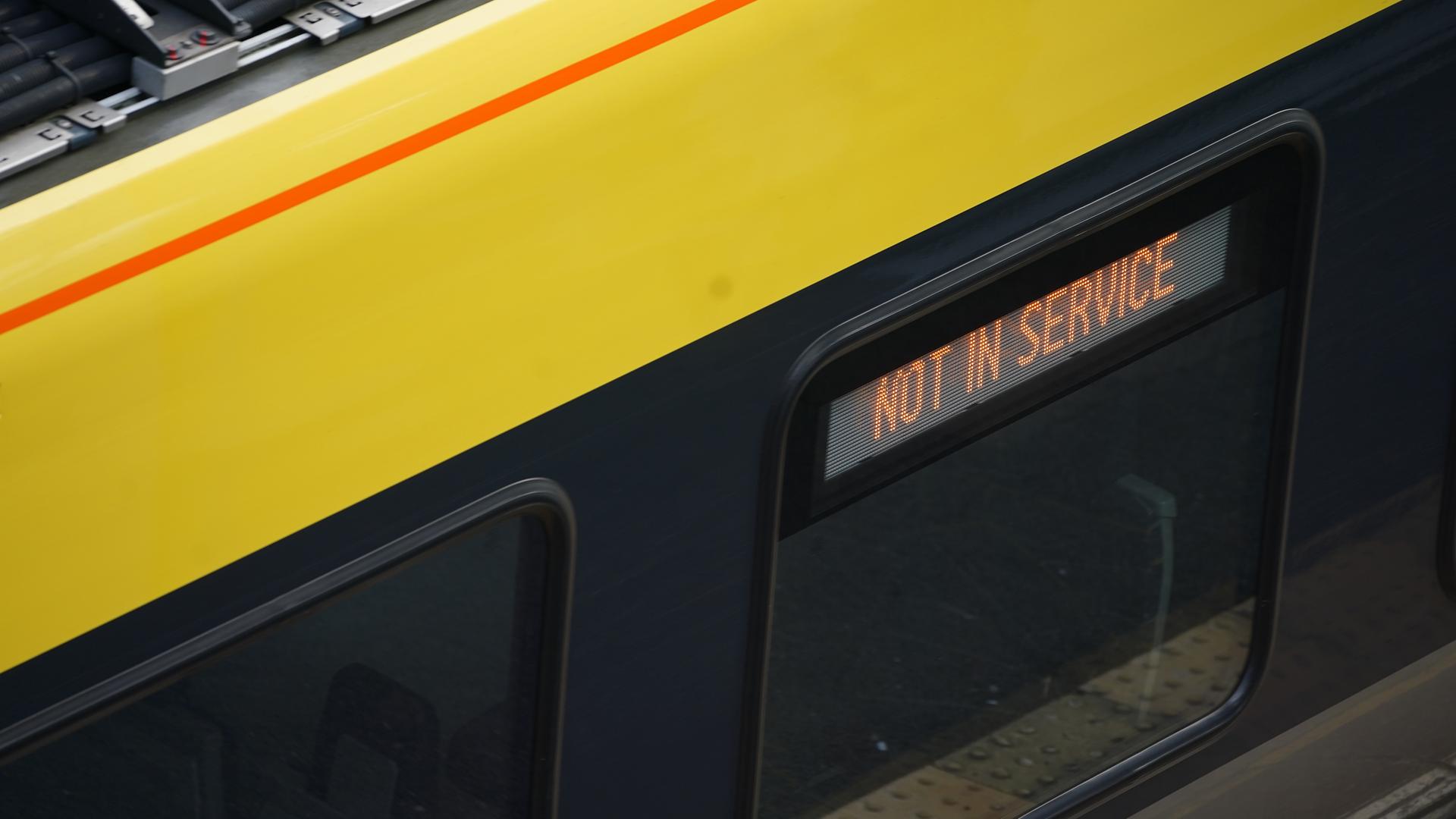  "Not in service" steht auf einem Great Northern Zug im Bahnhof Hunt's Cross, Liverpool, inmitten von Berichten über weitreichende IT-Ausfälle, die Fluggesellschaften, Rundfunkanstalten und Banken betreffen.