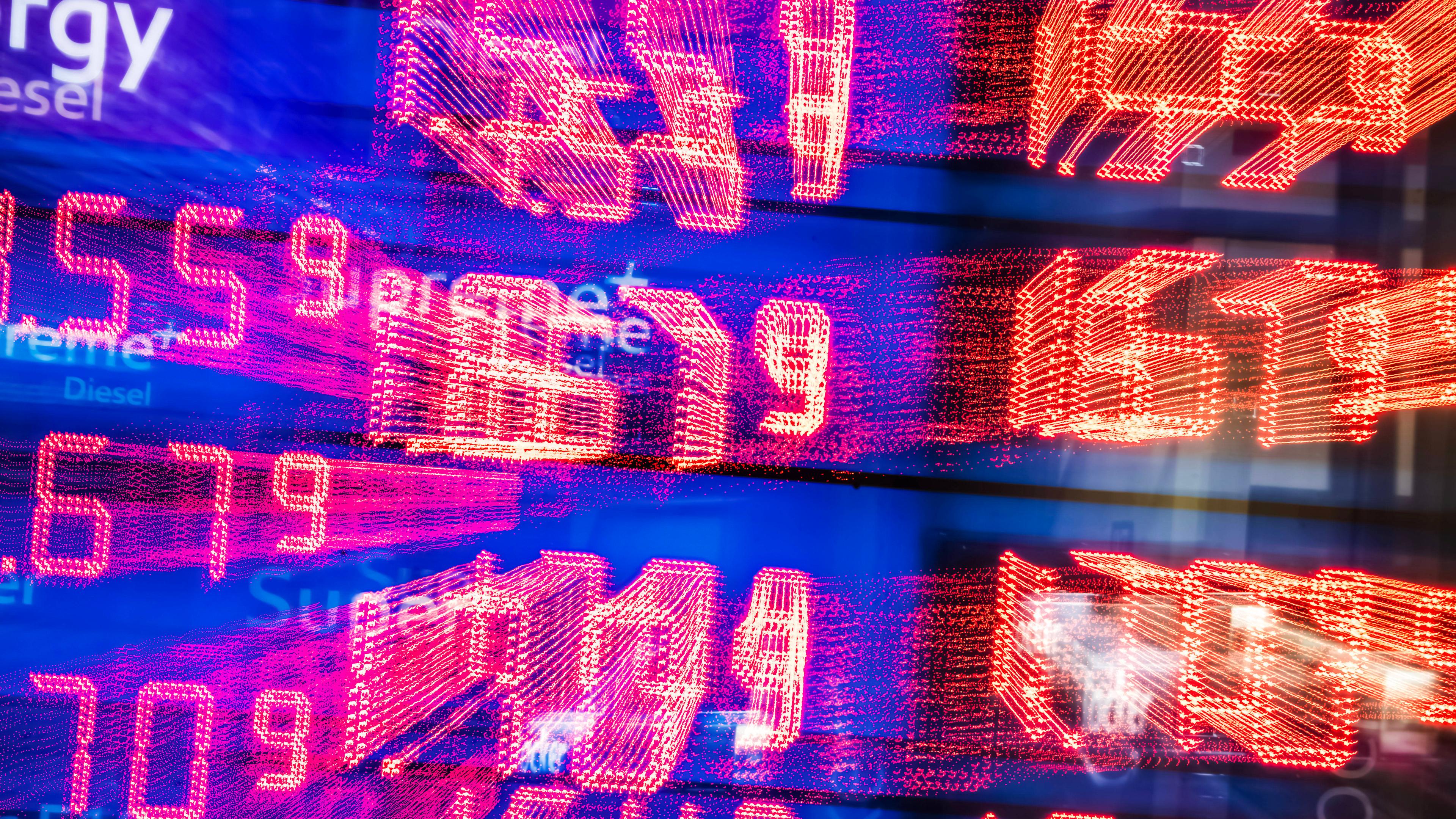 Anzeigentafel einer Tankstelle abends am 15.04.2025 in München.