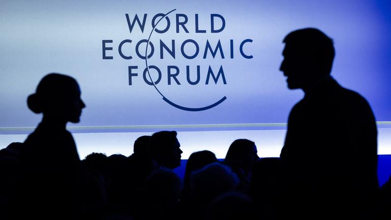 Silhouetten von Teilnehmenden des Weltwirtschaftsforums in Davos in der Schweiz.