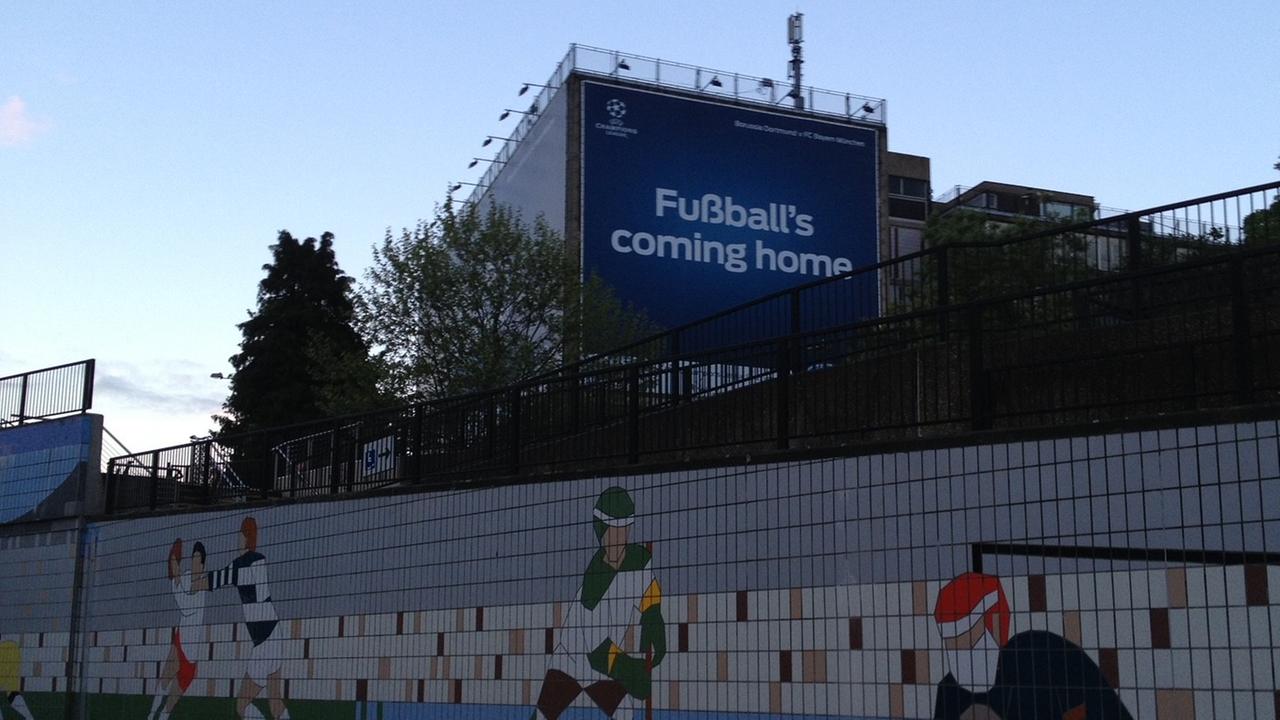 Endspiel der Champions League 2013. Strategen der UEFA haben rund um Wembley den Werbespruch "Fußball’s coming home" plakatiert.