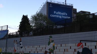 Endspiel der Champions League 2013. Strategen der UEFA haben rund um Wembley den Werbespruch "Fußball’s coming home" plakatiert.