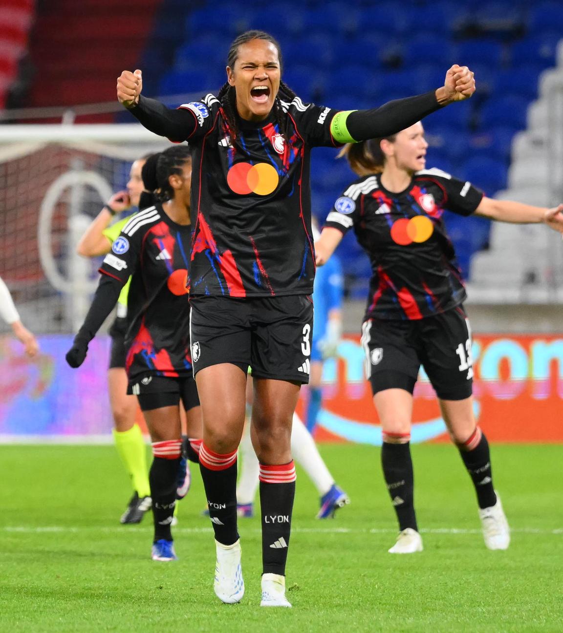 Lyons Kapitänin Wendie Renard bejubelt ein Tor gegen Wolfsburg