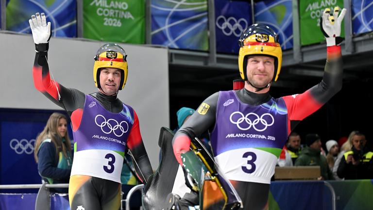 Team Deutschland mit Tobias Wendl und Tobias Arlt reagiert im Ziel am 11.02.2026 in Cortina D'Ambezzo. 