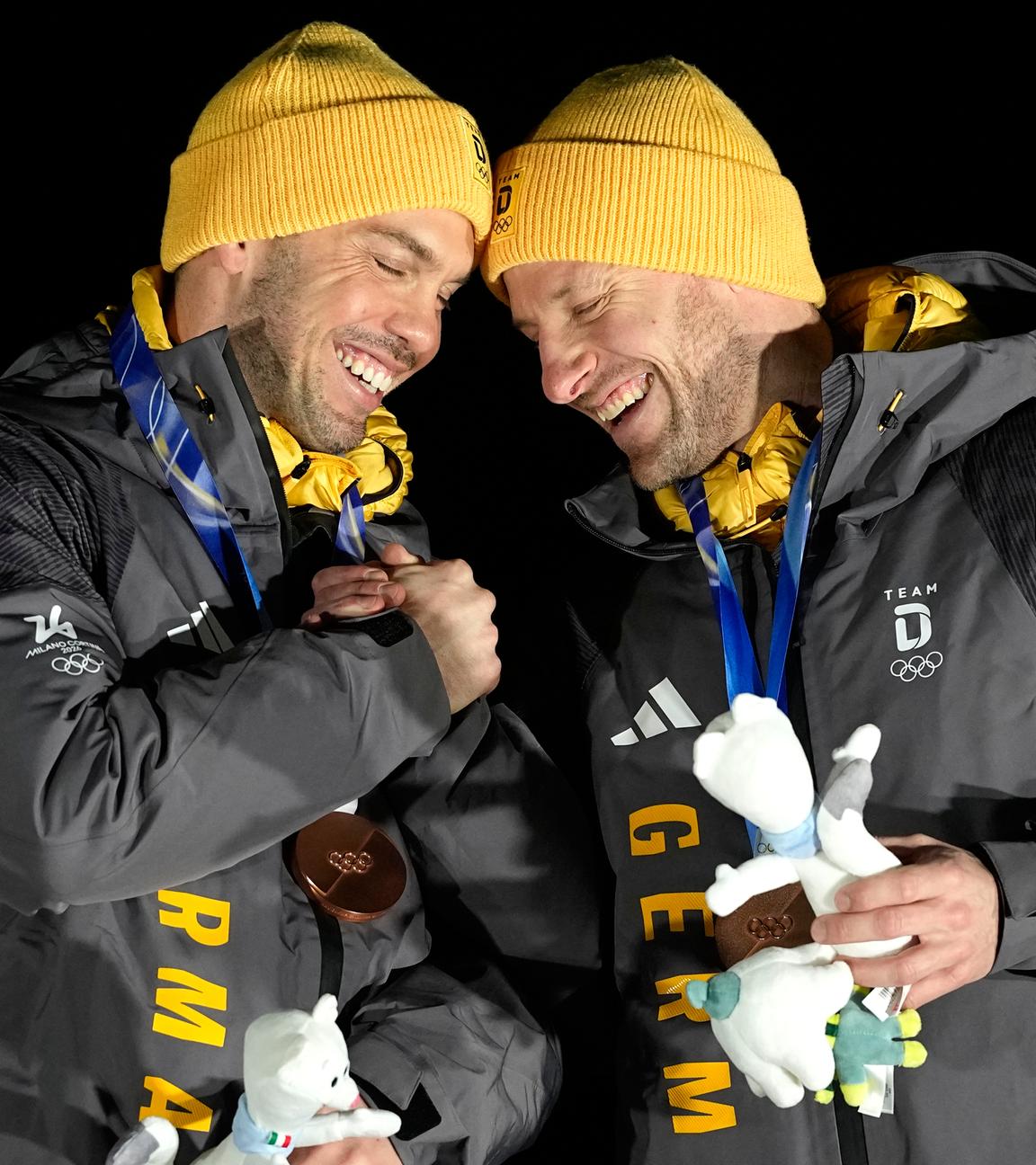 Die Bronzemedaillengewinner Tobias Wendl und Tobias Arlt feiern nach dem Doppelsitzer-Rodelwettbewerb der Männer am 11.02.2026 in Cortina d'Ambezzo.