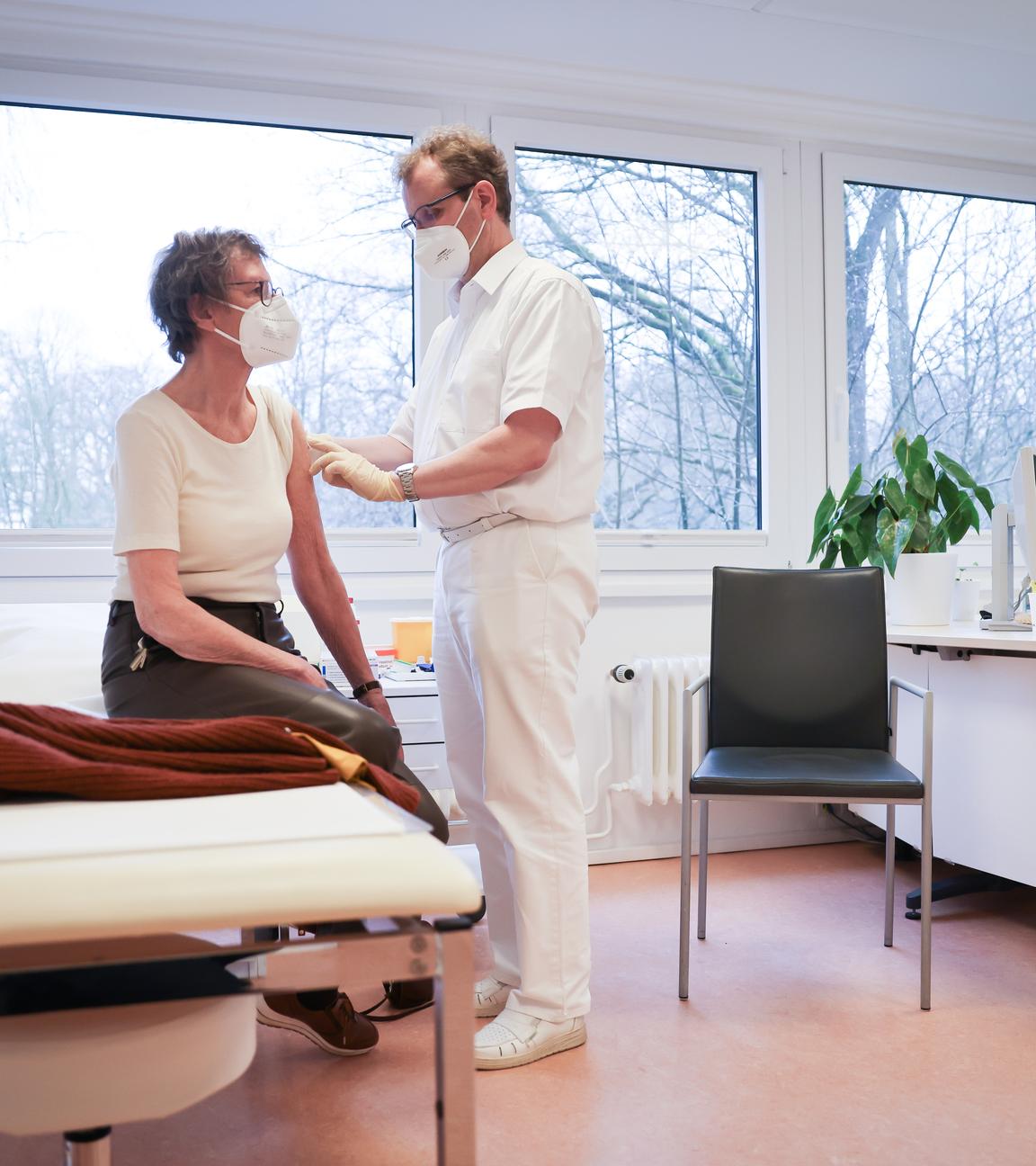 Björn Parey, Allgemeinmediziner, impft seine Patientin Christa Janssen mit dem Corona-Impfstoff von Biontech/Pfizer in seiner Praxis für Allgemeinmedizin in Hamburg-Volksdorf.