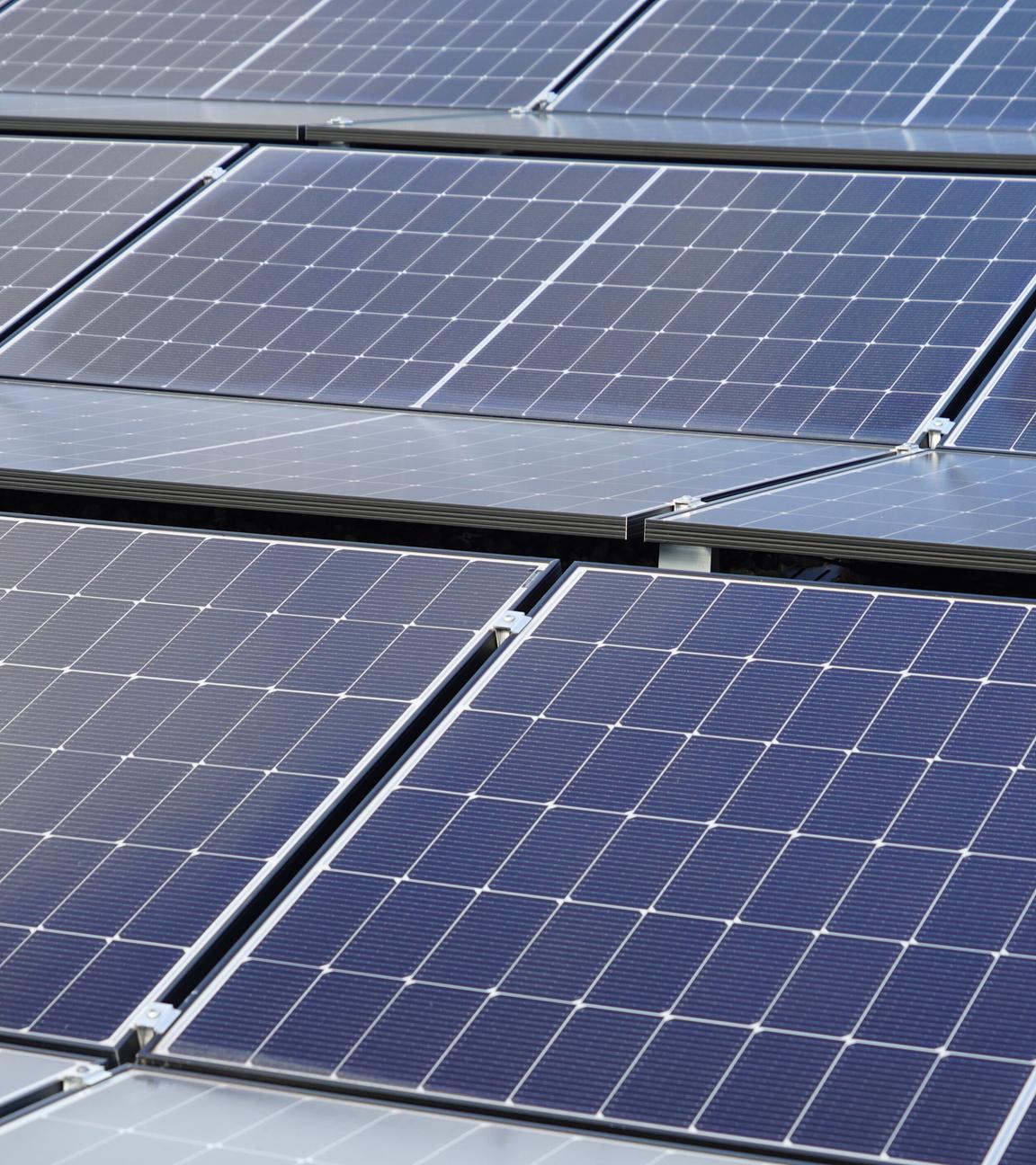 Eine Solaranlage auf einem Dach ist zu sehen.