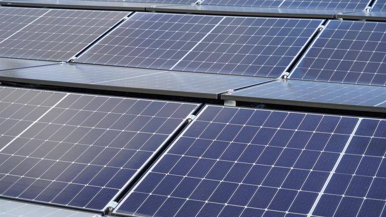 Eine Solaranlage auf einem Dach ist zu sehen.