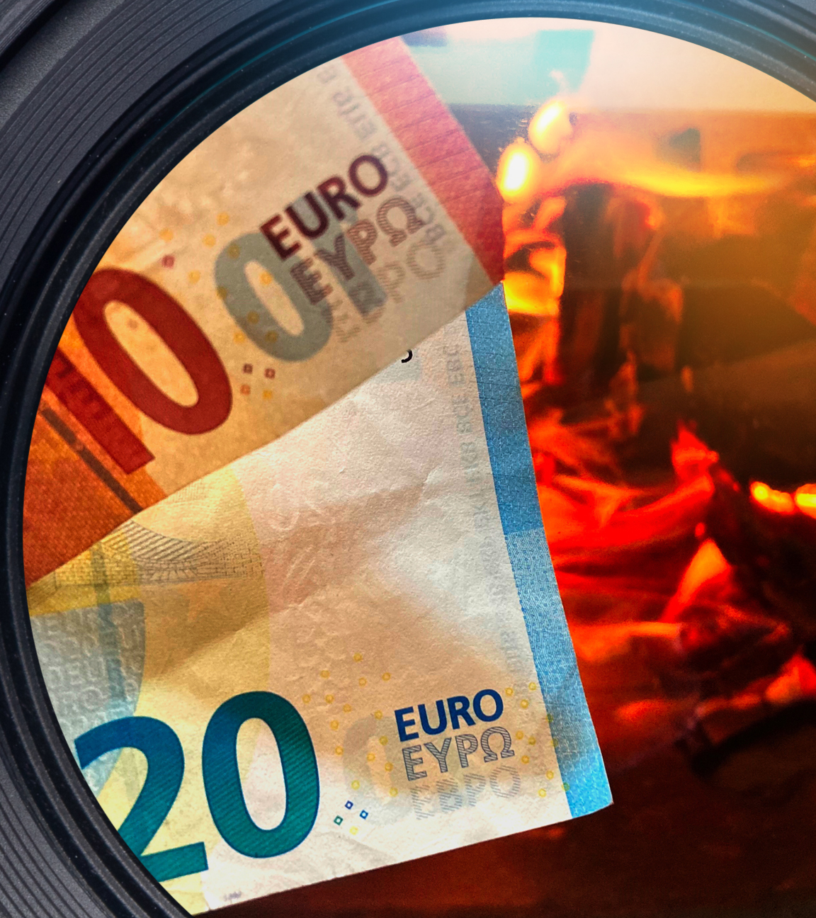 Ein Zehneuroschein und ein Zwanzigeuroschein ragen aus der linken Bildecker hervor. Im Hintergrund auf der rechten Seite sieht man ein offenes Feuer im Kamin mit brennenden Holzscheiten.