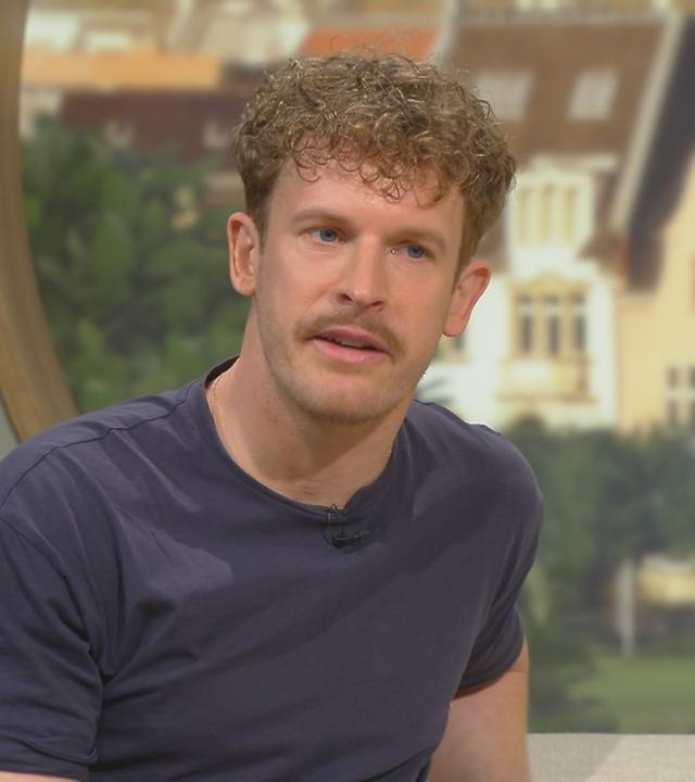 Lukas Klaschinski auf dem "Volle Kanne"-Sofa