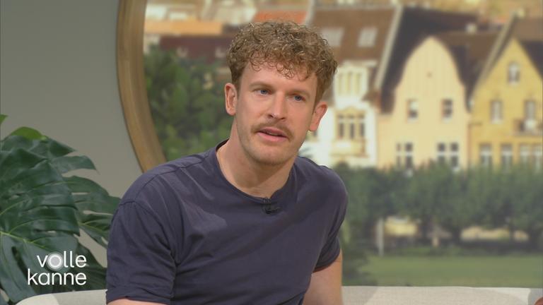 Lukas Klaschinski auf dem "Volle Kanne"-Sofa