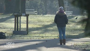 Eine Frau von hinten im Park.