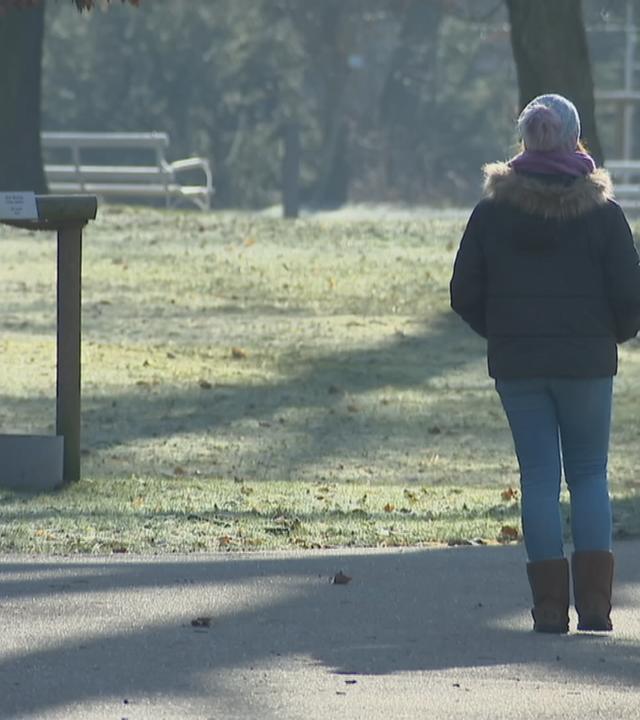 Eine Frau von hinten im Park.