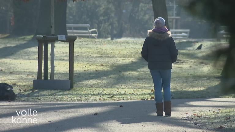 Eine Frau von hinten im Park.