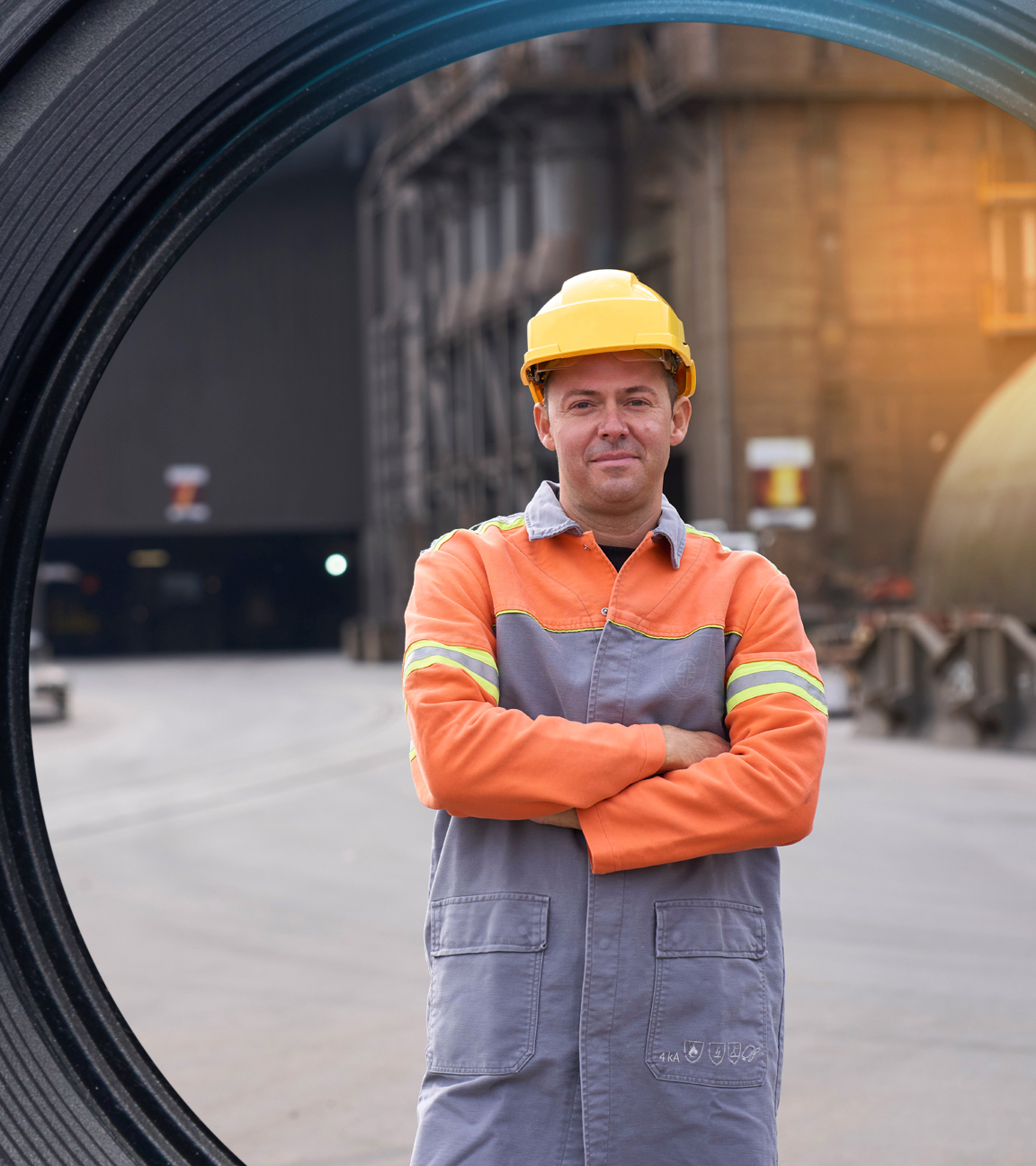 Stefan Hahn steht mit verschränkten Armen auf dem Gelände der Dillinger Hütte im Saarland.