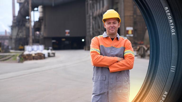 Stefan Hahn steht mit verschränkten Armen auf dem Gelände der Dillinger Hütte im Saarland.