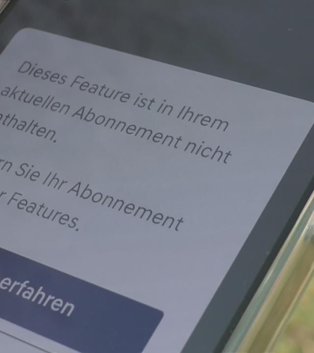 Auf einem Handy-Display steht: "Dieses Feature ist in Ihrem aktuellen Abonnement nicht enthalten."