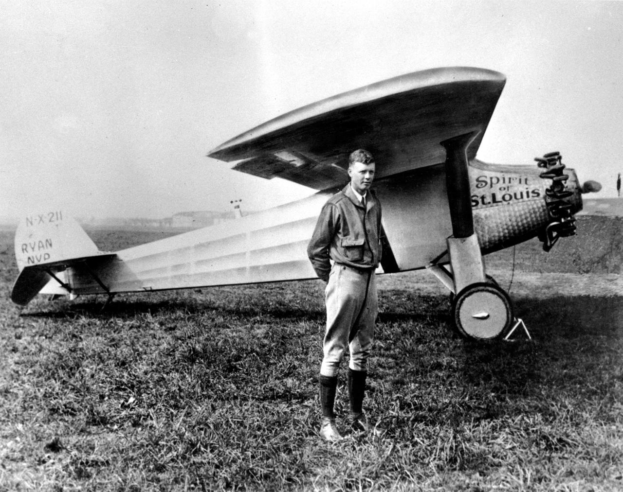 Charles Lindbergh vor seinem Flugzeug "The Spirit of St. Louis".