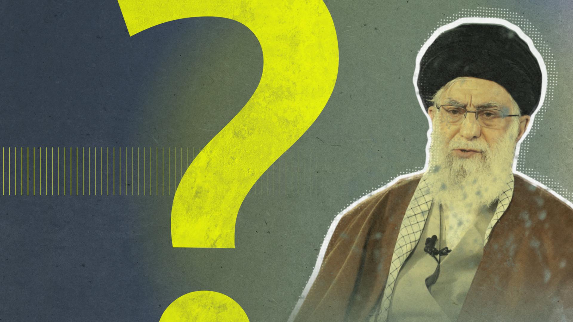 Das Staatsoberhaupt der islamischen Republik Iran, Ali Hosseini Khamenei, spricht in einem braunen Gewand. Neben ihm ist ein großes Fragezeichen zu sehen.