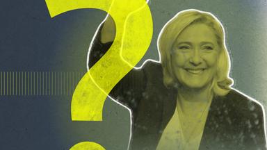 Marine le Pen hebt einen Arm und lächelt, im Vordergrund ein großes gelbes Fragezeichen.