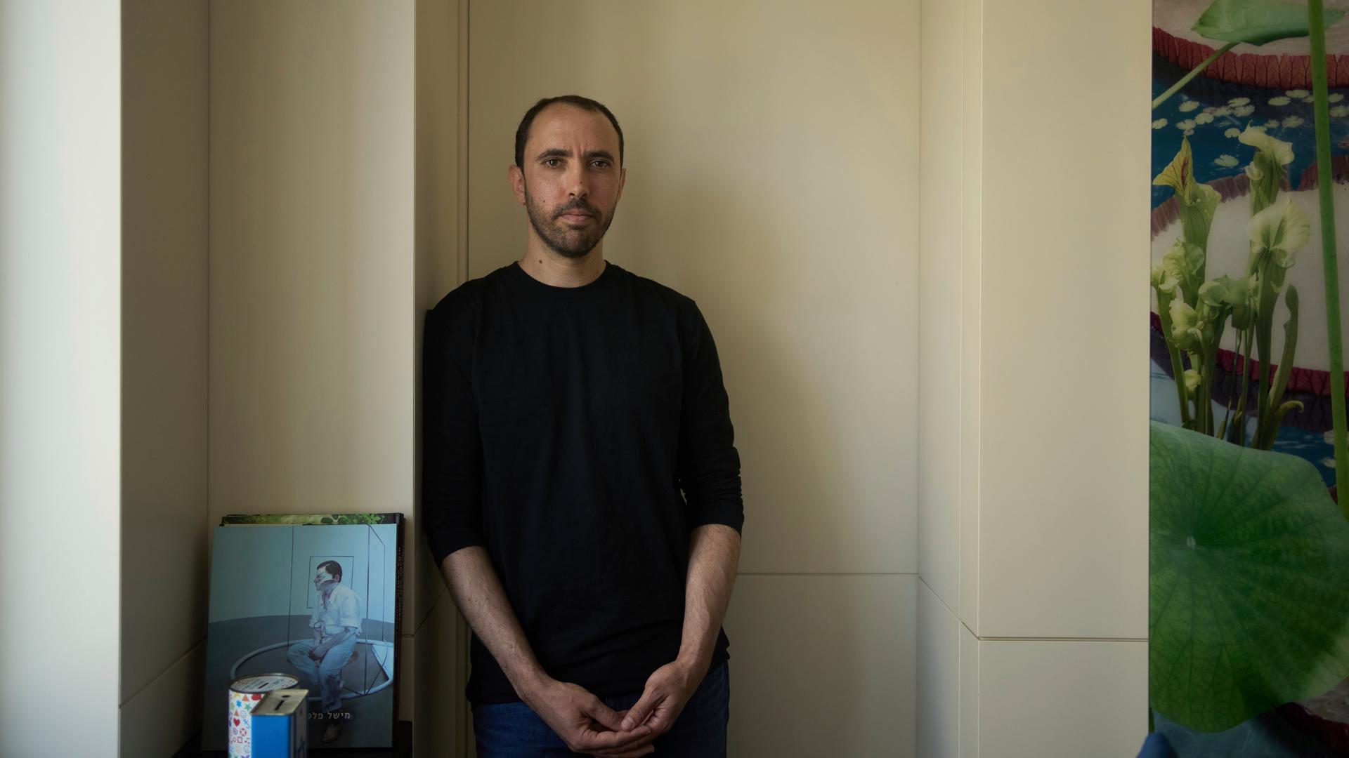 Porträt von Tal Shoham, der von Hamas-Militanten im Gazastreifen festgehalten wurde. Er steht in Tel Aviv und blickt ruhig in die Kamera.